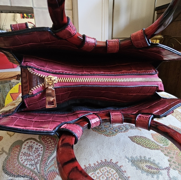 Imoshion red faux alligator embossed leather purse with acrylic handle. - Picture 7 of 10